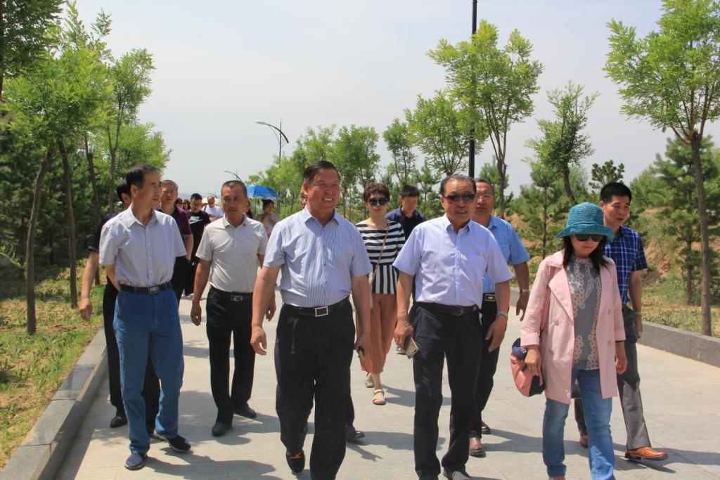 內(nèi)蒙古農(nóng)牧業(yè)產(chǎn)業(yè)化龍頭企業(yè)協(xié)會(huì)推動(dòng)休閑農(nóng)牧業(yè)發(fā)展——和林格爾縣青園種養(yǎng)游專業(yè)合作社考察